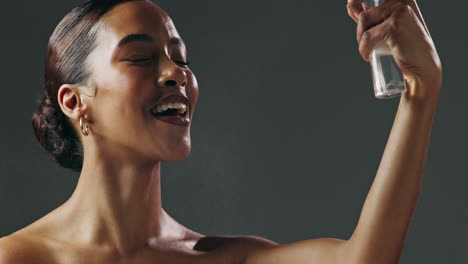 mujer aplicando un spray facial