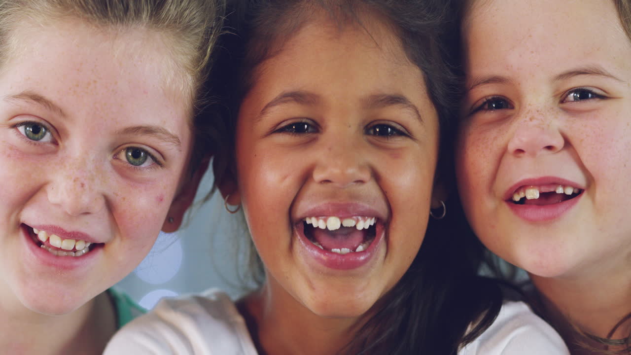 hay mucho por lo que sonreír cuando eres niño.