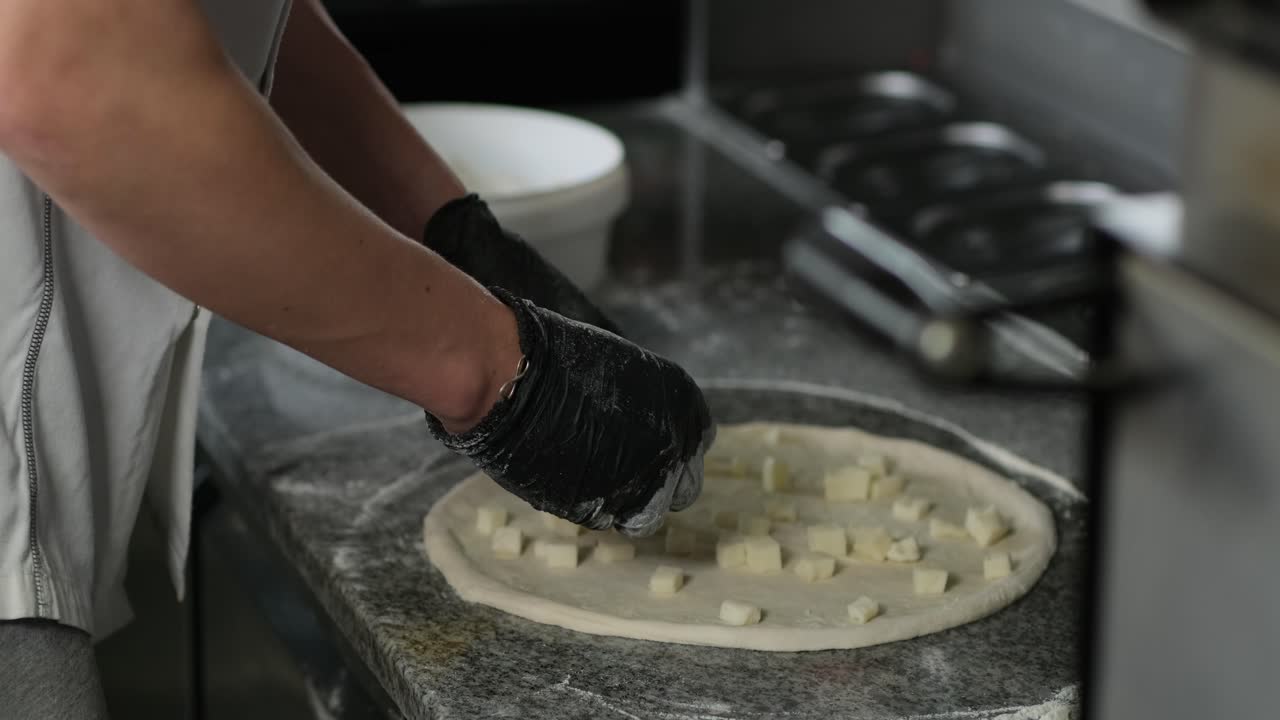 O processo de fazer pizza com queijo.