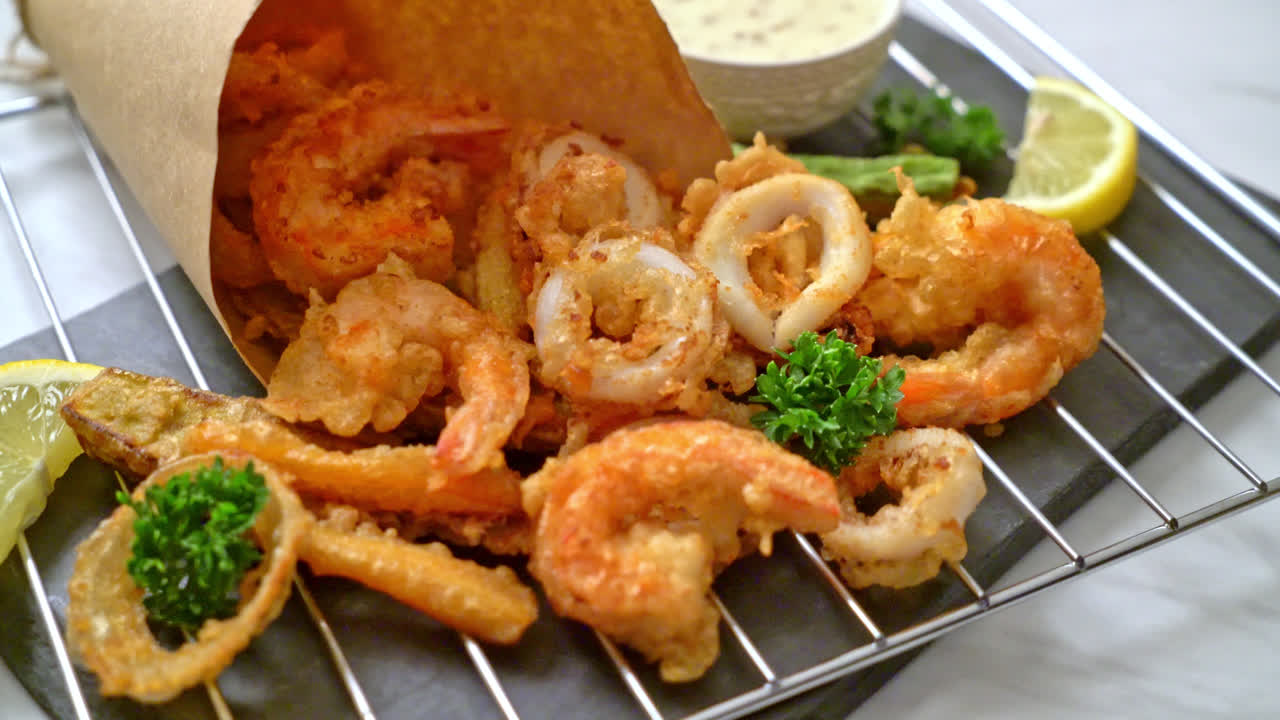 mariscos fritos (camarones y calamares) con mezcla de vegetales