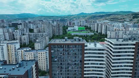 una vista panorámica del horizonte de una ciudad en invierno, con edificios y calles cubiertas de nieve, creando un sorprendente contraste entre el paisaje urbano y el entorno nevado
