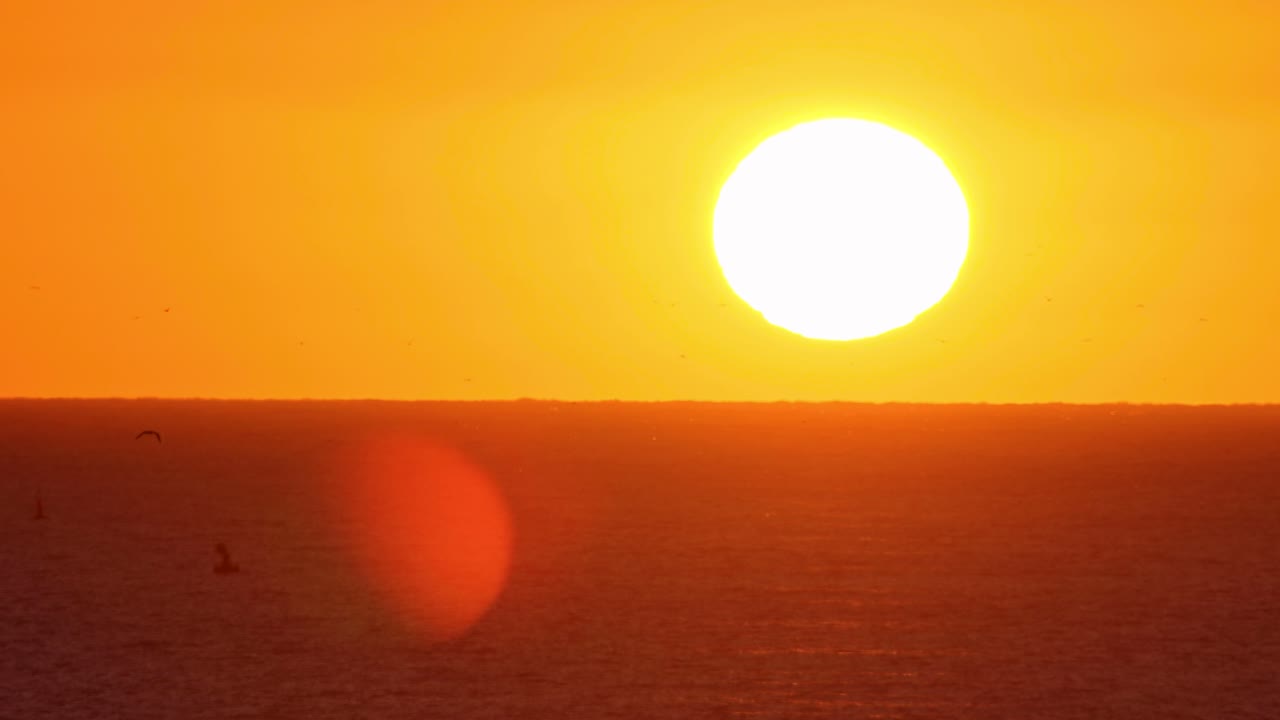 매끄럽게 반복되는 바다 위의 환상의 일몰