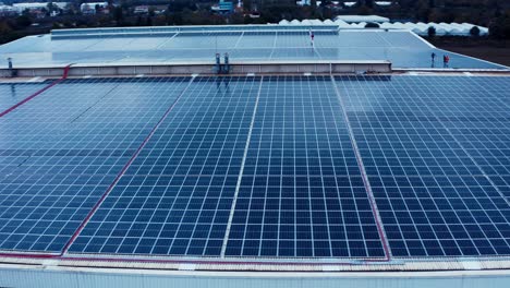 superficie de paneles solares fotovoltaicos azules montados en el techo del edificio para producir electricidad ecológica limpia