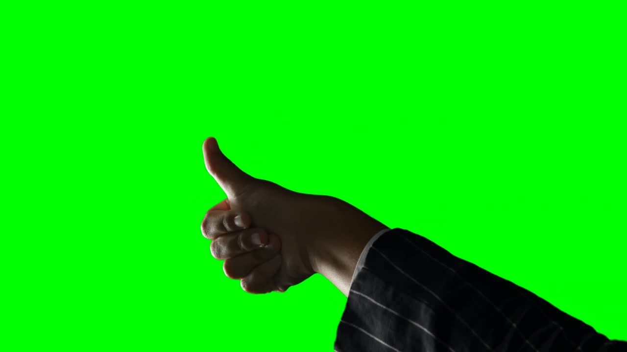 mujer de negocios fingiendo usar una pantalla invisible