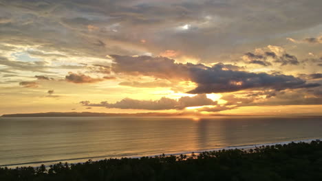 tiempo lapse puesta de sol nublada en costa rica sobre el océano aérea