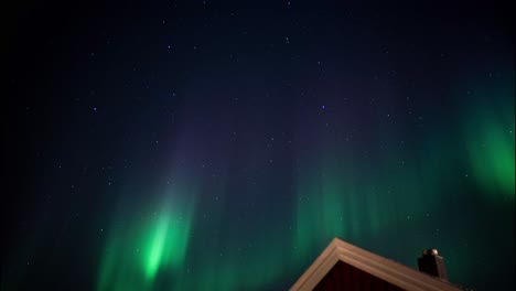 fenómeno celeste conocido como aurora boreal, paleta de colores de verde en la típica casa escandinava noruega, sueca