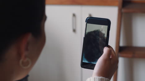 Mujer-Joven-Teniendo-Video-Chat-Usando-Un-Teléfono-Inteligente-En-Casa-Charlando-Con-Su-Novio-Mostrando-Peinado-Compartiendo-Estilo-De-Vida-Disfrutando-De-Una-Relación-De-Larga-Distancia