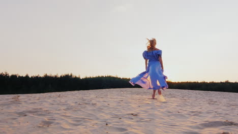 Eine-Junge-Frau-In-Leichter-Kleidung-Läuft-Bei-Sonnenuntergang-Am-Strand