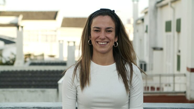 Bella donna sorridente in posa all'aperto