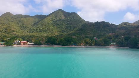 Complejo-Frente-Al-Mar-Con-Montañas-Verdes-Y-Mar-Azul-Tranquilo-En-La-Isla-De-Providencia,-Colombia