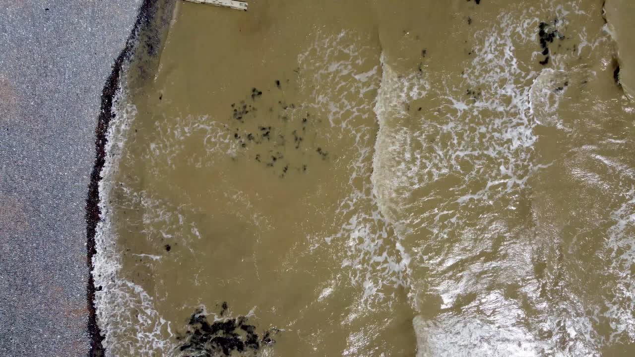 imágenes de video de 4k del mar de arena y la playa de guijarros en inglaterra