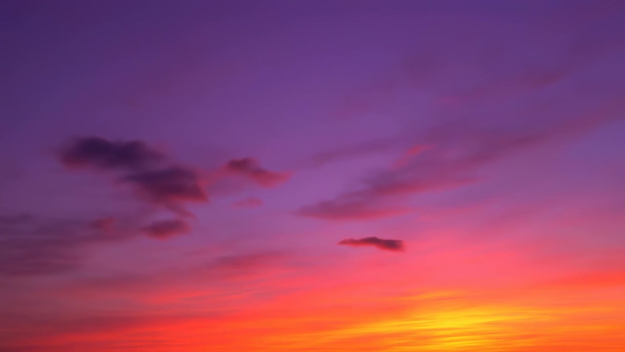 Cielo vibrante morado y naranja con nubes dramáticas al atardecer