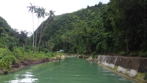 Cabaña-Aislada-En-Un-Arroyo-Escondido-En-Una-Exuberante-Jungla-Tropical,-Plataforma-Rodante-En