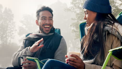 Camping,-Feuer-Und-Freunde-Glücklich-Zusammen