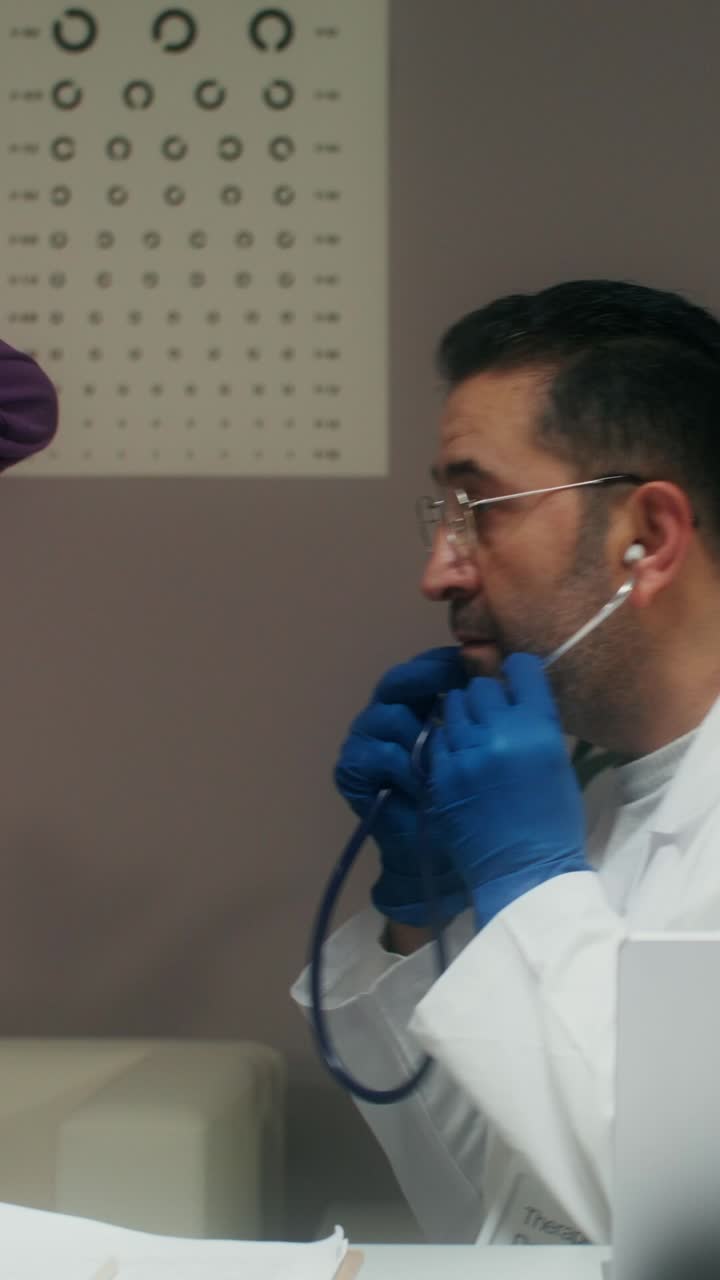 medico che esamina un paziente con lo stetoscopio