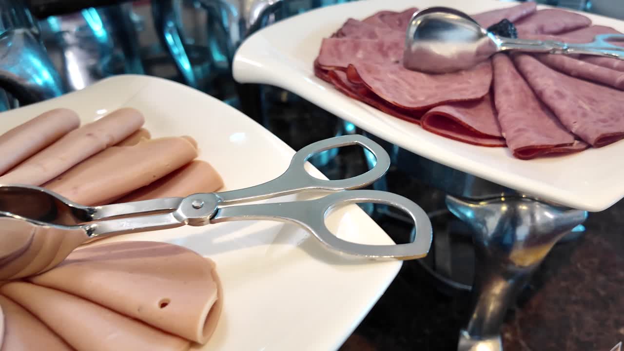 조각 된 고기 와 함께 아침 식사 뷔페