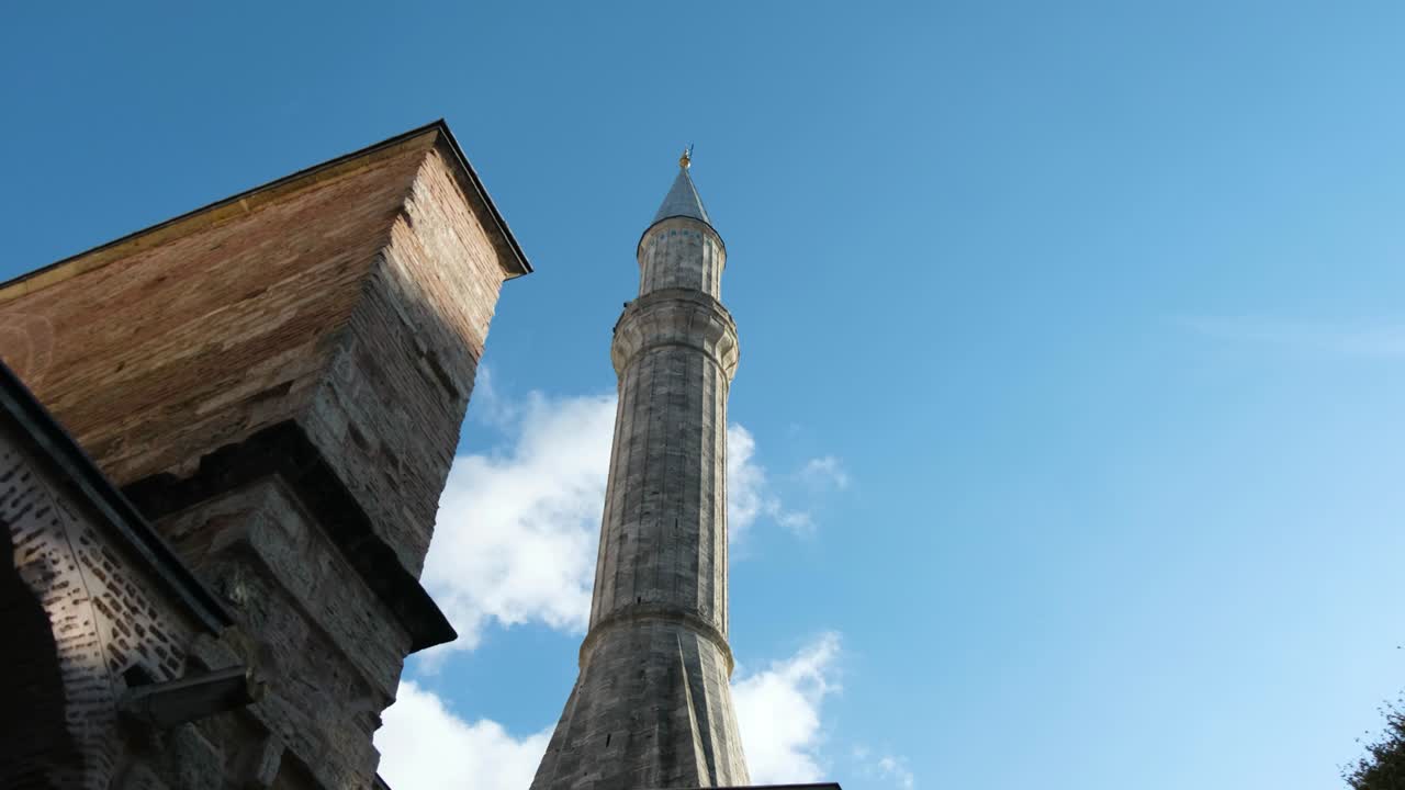 tiro de ángulo bajo de la mezquita del minarete de hagia sophia