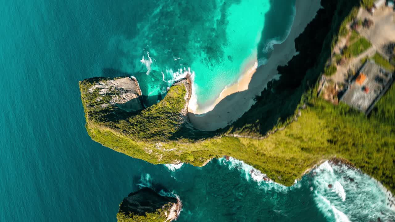 누사 페니다 열대 해변의 수직 드론 하이퍼랩스