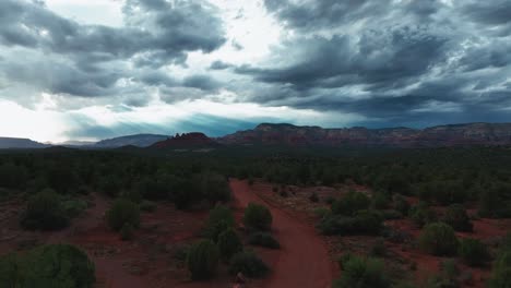 Cielo-Cambiante-Con-Nubes-Grises-Sobre-Rocas-Rojas-De-Sedona-En-Arizona,-Ee.uu.