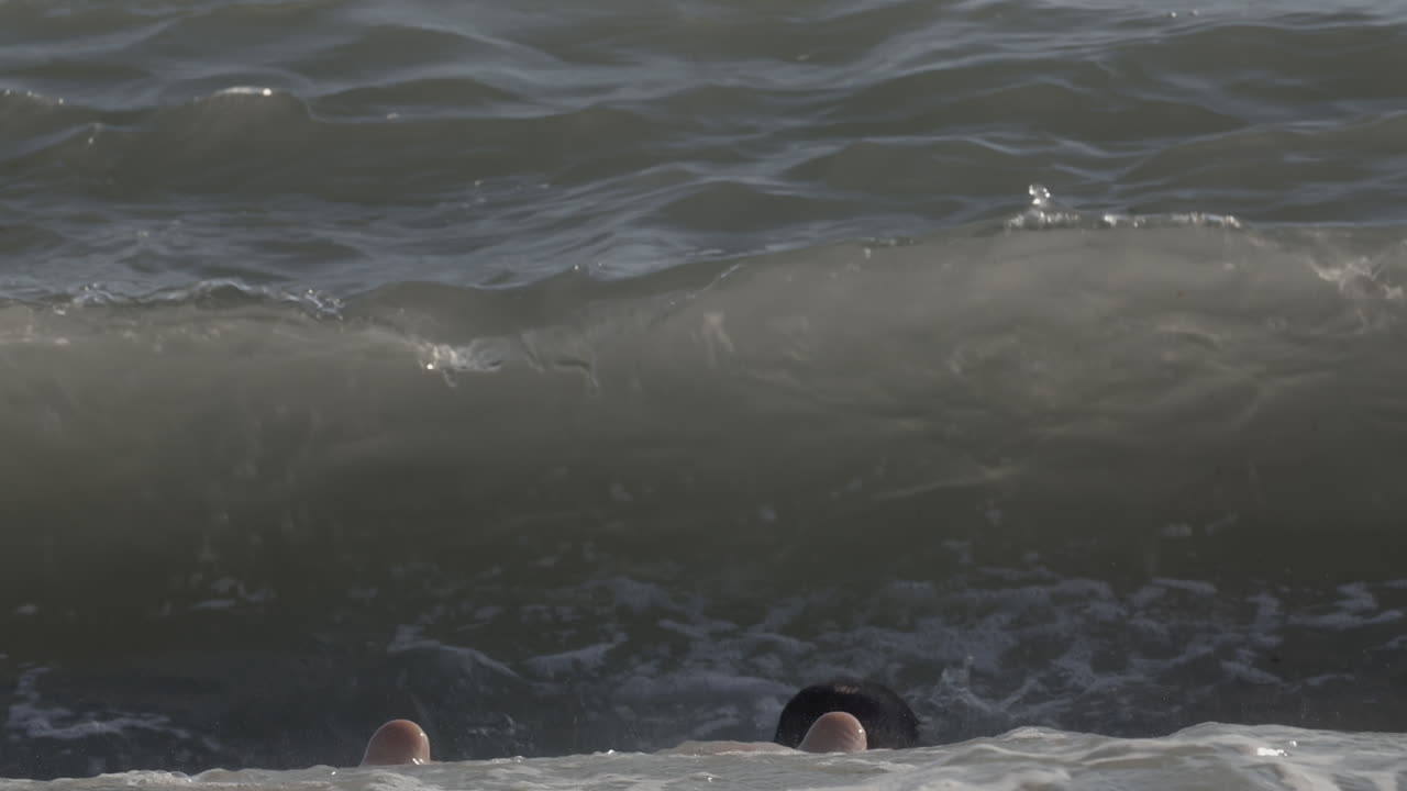 물결 속에서 놀고 있는 아이