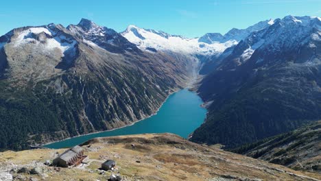 Wanderweg-Zur-Olpererhütte-Mit-Aussicht-Auf-Den-Schlegeissee-In-Den-Zillertaler-Alpen,-Österreich---4K-Luftaufnahme