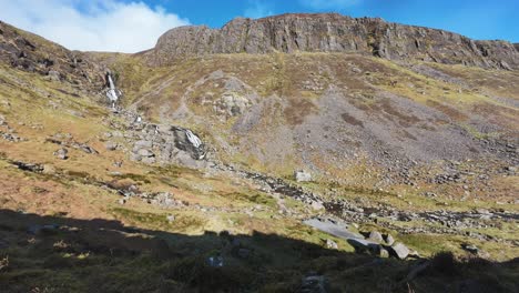 Zeitraffer-Winterschönheit-Mit-Menschen-Und-Wolken,-Die-Mahon-Falls,-Waterford,-Irland-Bewegen