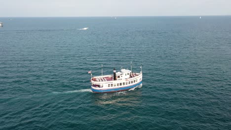 Chicago-Sightseeing-cruises-entering-river