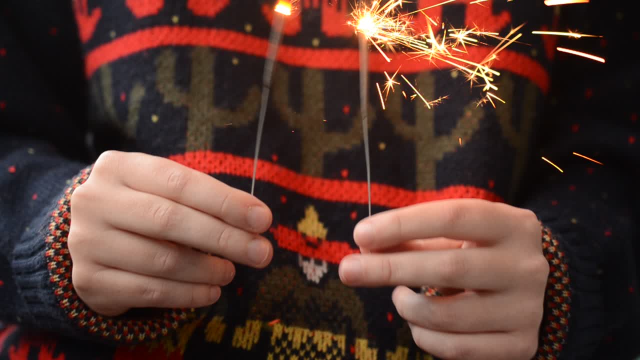 La ragazza tiene in mano una stella filante. Capodanno e Natale