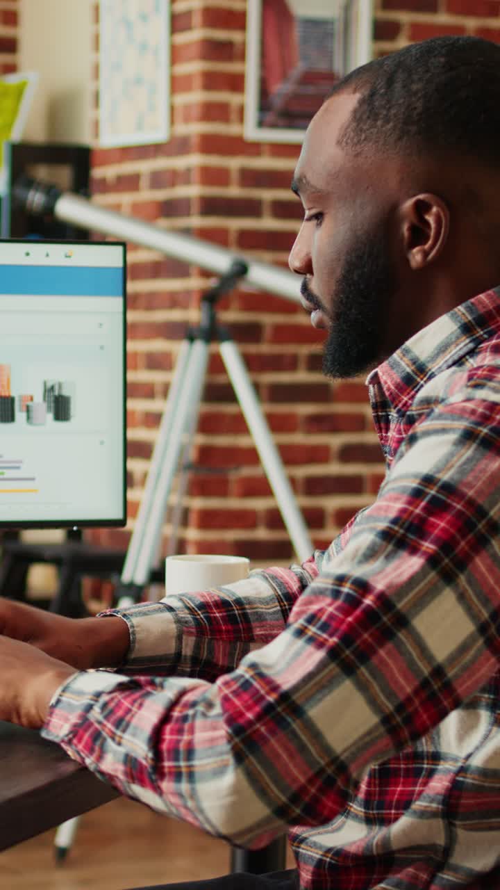 Mand arbejder på computer med finansielle data