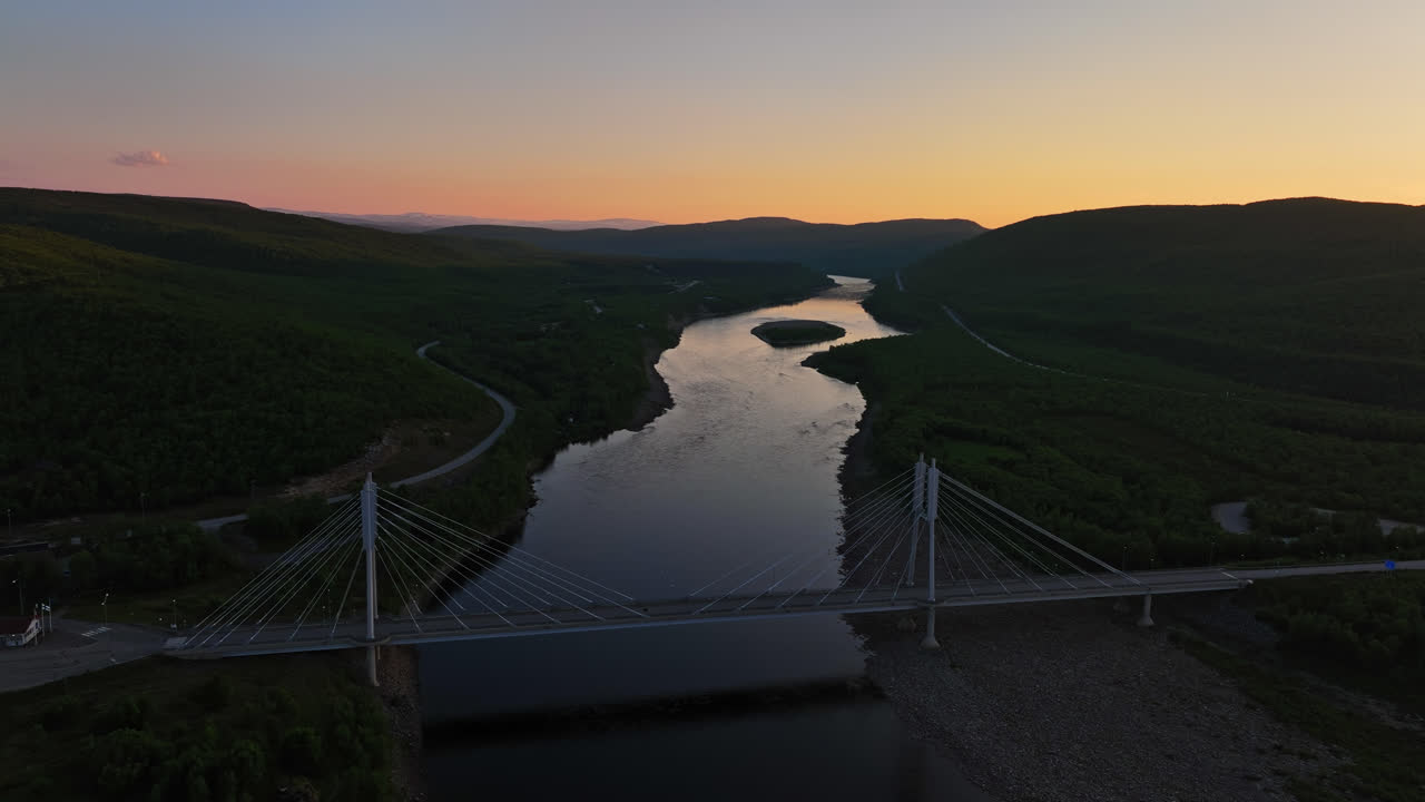 해가 지면 강을 가로지르는 다리