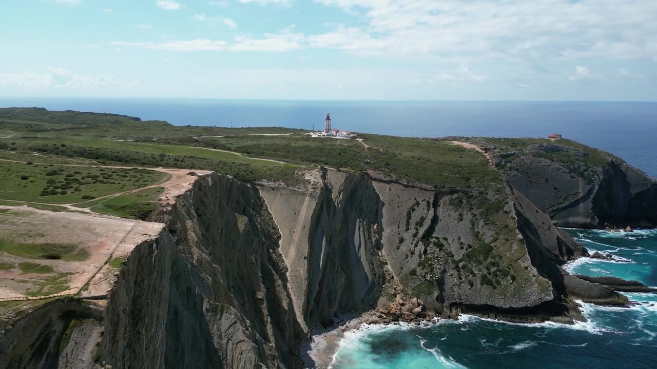 Riprese aeree con drone di Cabo Espichel, Portogallo: scogliere atlantiche spettacolari, costa frastagliata e vasto paesaggio oceanico sotto luce naturale. Ideale per progetti di viaggio e natura.