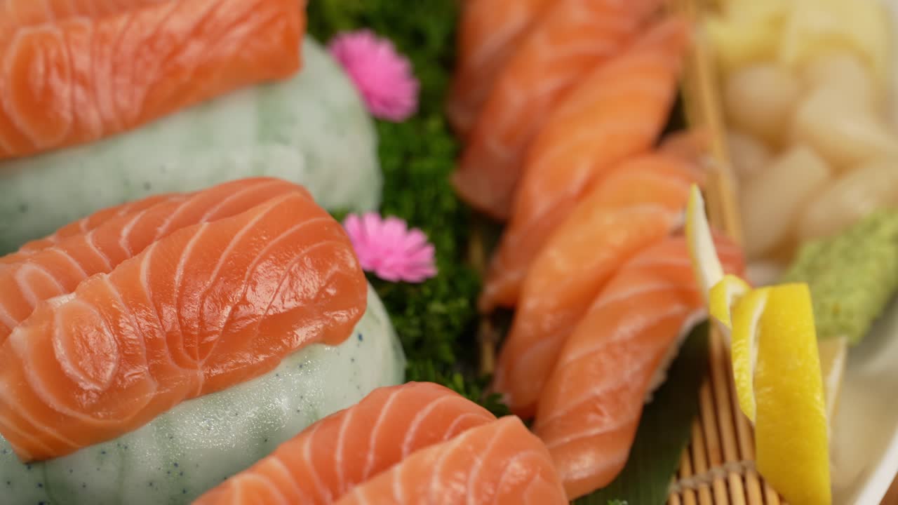Fresh salmon sashimi paired with soft rice cakes, blending delicate texture and mild flavor. 신선한 연어 사시미와 쫀득한 떡이 어우러진 부드럽고 담백한 조화.