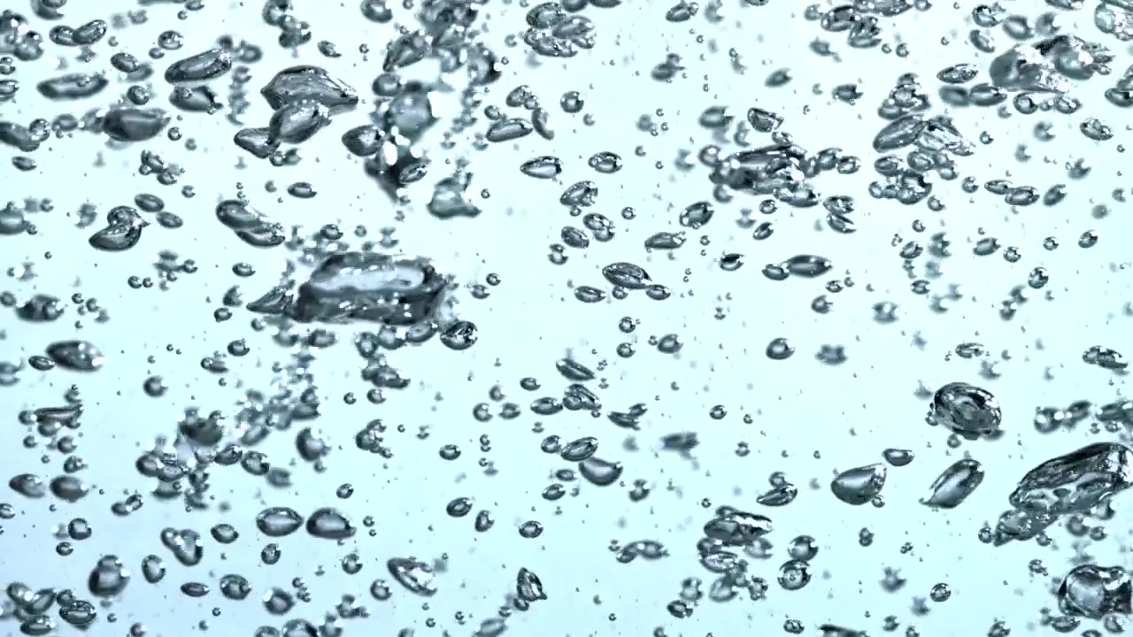 Numerose bolle d'aria in risalita nell'acqua cristallina e azzurra