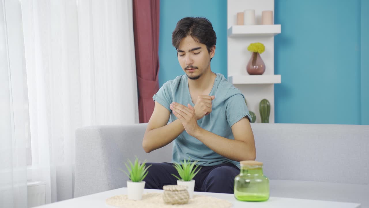 창문 앞에서 기도하는 기독교인.