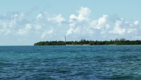 Weite-Aufnahme-Eines-Isolierten-Weißen-Tropischen-Leuchtturms,-Umgeben-Von-Mangroven-Im-Wunderschönen-Biosphären-ökopark-reservat-Sian-Ka&#39;an-An-Der-Riviera-Maya,-Mexiko-In-Der-Nähe-Von-Tulum-An-Einem-Warmen-Sonnigen-Sommertag