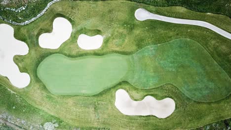 Toma-Aérea-De-Un-Hoyo-Par-3-En-Un-Campo-De-Golf.