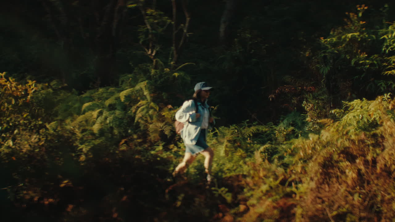 mujer caminando en el bosque