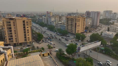 el tráfico al anochecer en el camino de shaheed-e-millat, karachi - aéreo