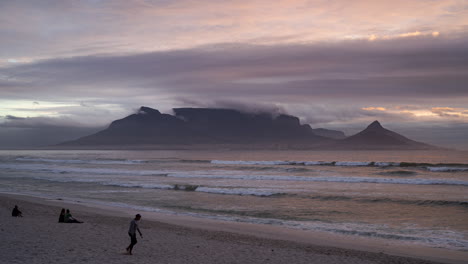 Sonnenuntergang-Im-Zeitraffer-Von-Kapstadt-Und-Dem-Tafelberg