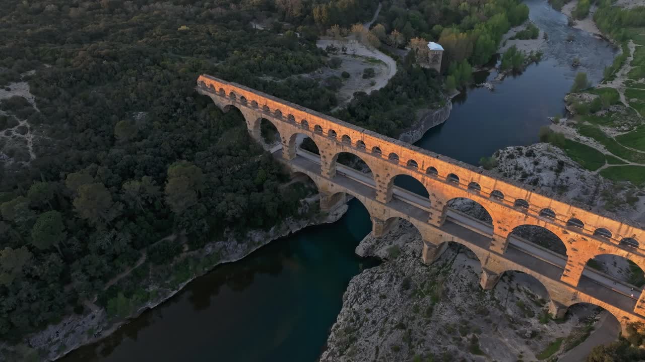 Vista aérea do monumental aqueduto Pont du Gard capturado por drone na França