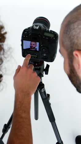 fotógrafo mostrando fotos a un modelo de moda