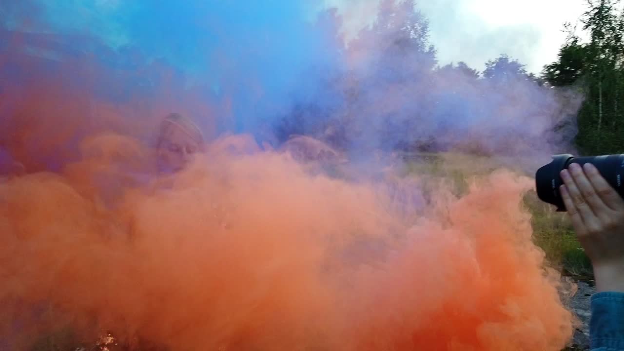 Magnifica ripresa cinematografica al rallentatore di fumogeni arancioni e blu che si combinano per creare una perfetta cortina fumogena. Video di nebbia colorata girato in luoghi abbandonati nella natura selvaggia 1080, 24p di Philipp Marnitz.
