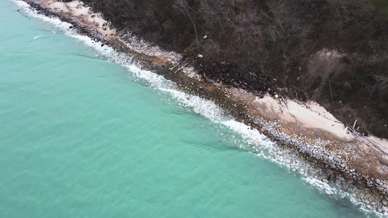 autos abandonados apilados en el fondo de un acantilado en saint joe, mi