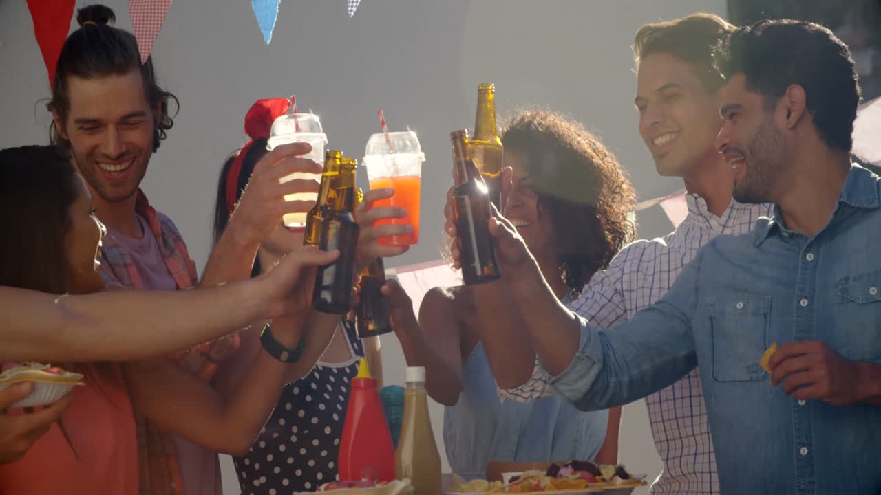 amigos felices brindando vasos de jugo