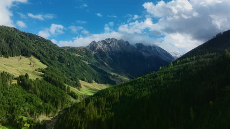 Toma-Aérea-Panorámica-En-Forma-Estrecha-Entre-Cimas-De-Montañas