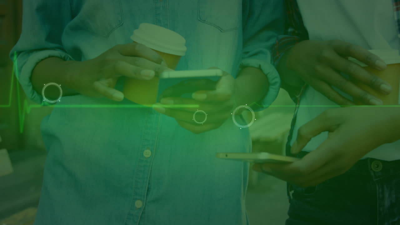 심박수 모니터와  ⁇ 드 온 인터페이스의 애니메이션, 스마트폰을 사용하여 커피를 마시는 커플