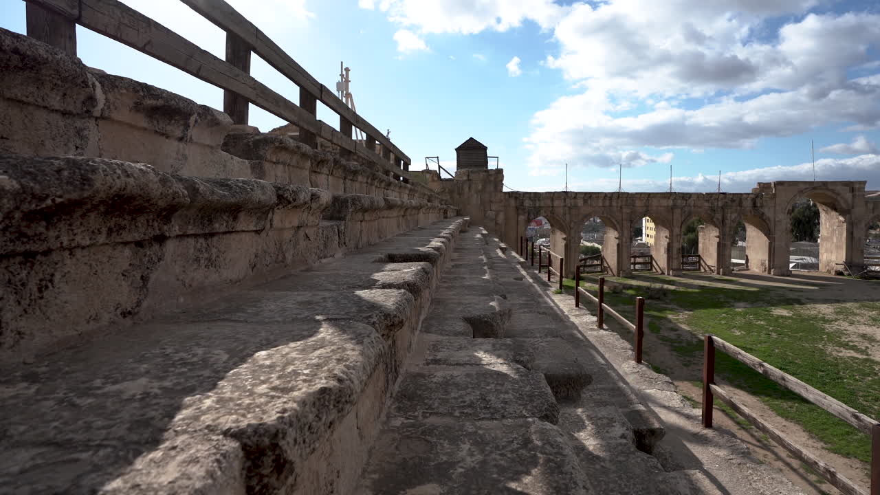 escaleras de piedra del hipódromo de las ruinas romanas en la ciudad de jerash en un día nublado y brillante