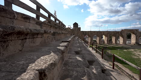 Escaleras-De-Piedra-Del-Hipódromo-De-Las-Ruinas-Romanas-En-La-Ciudad-De-Jerash-En-Un-Día-Nublado-Y-Brillante