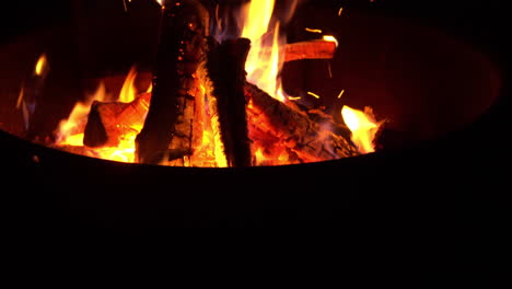 Lagerfeuerflammen-Verbrennen-Brennholz-In-Leuchtendem-Orange-Während-Der-Nacht-Auf-Dem-Campingplatz-Im-Freien