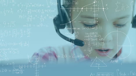 컴퓨터를 사용하여 수학 방정식을 사용하는 헤드 ⁇ 을 착용한 백인 소년의 애니메이션